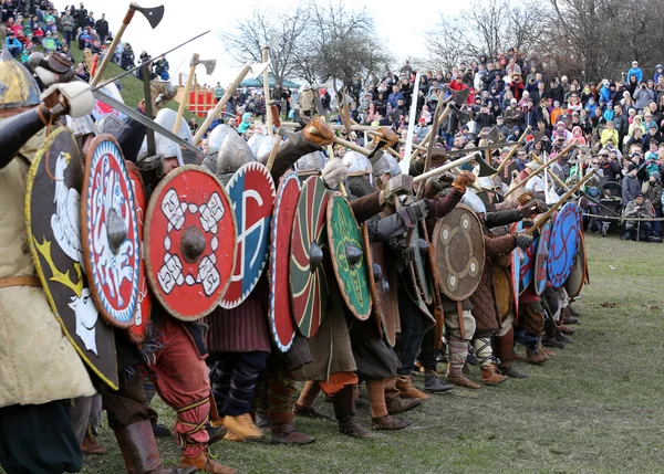 Participantes no identificados de Rekawka - tradición polaca, celebrada en Cracovia el martes después de Pascua . —  Fotos de Stock