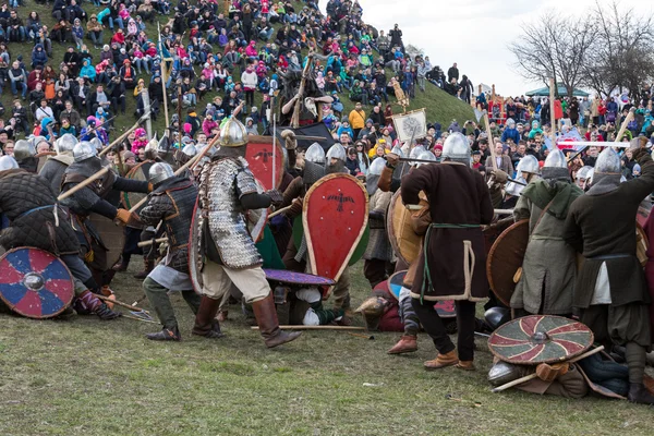 Participantes no identificados de Rekawka - tradición polaca, celebrada en Cracovia el martes después de Pascua . —  Fotos de Stock