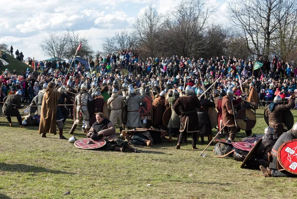 Αγνώστων στοιχείων τους συμμετέχοντες του Rekawka - πολωνική παράδοση, που γιορτάζεται στην Κρακοβία την τρίτη μετά το Πάσχα. — Φωτογραφία Αρχείου