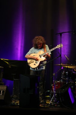 Pat Metheny yaz caz festivali Krakov, Polonya için akustik gitar çalmaya.  