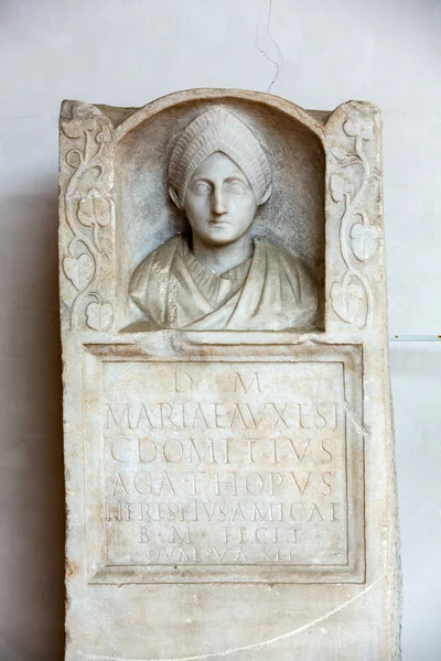 Antico busto dell'uomo nelle terme di Diocleziano a Roma . — Foto Stock