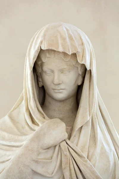 Estátua antiga de mulher em banhos de Diocleciano (Thermae Diocletiani) em Roma — Fotografia de Stock