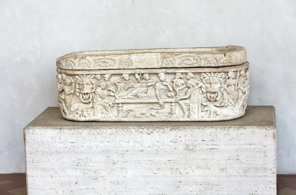 Oude sarcofaag in de baden van Diocletianus in Rome — Stockfoto