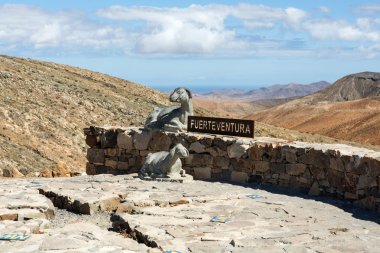 Fuerteventura üzerinde güzel volkanik dağlar.