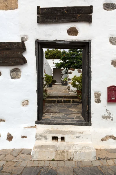 Ancienne porte d'entrée noire dans le village de Betancuria sur Fuerteventura — Photo