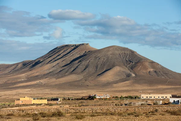 Wunderschöne vulkanische Berge auf Fuerteventura. Kanarische Inseln. fuerteventura. — Stockfoto