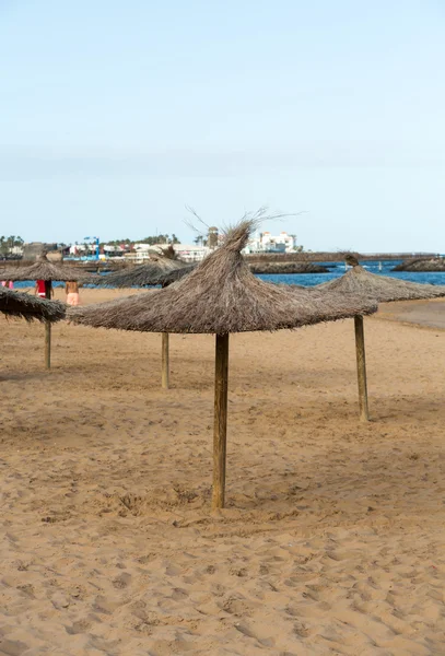 Parapluie en paille sur la plage — Photo