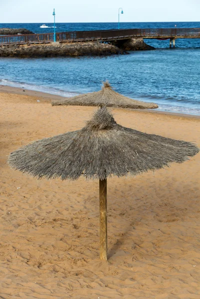 Guarda-chuva de palha na praia — Fotografia de Stock