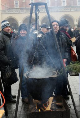 Noel arifesi yoksul ve evsiz Cracow Merkezi piyasada.