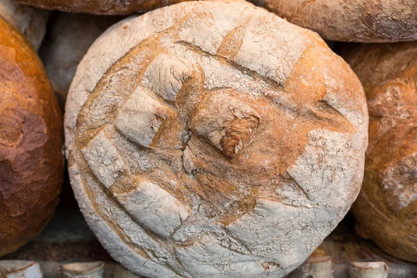 Rustykalne chleb pieczony tradycyjnie. — Zdjęcie stockowe