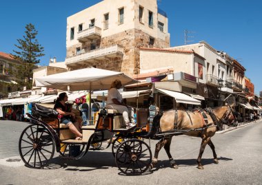 Chania eski şehirde at arabası. Crete