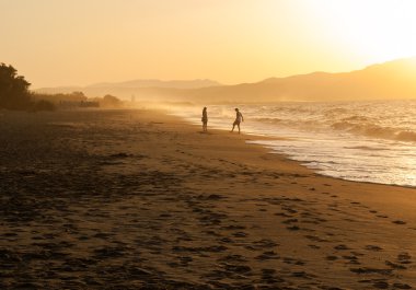 plaj, dalga ve günbatımı zaman ayak sesleri