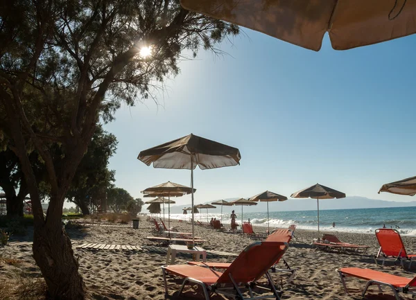 Chaises longues et parasols ombragés sur une plage de Crète. Grèce — Photo