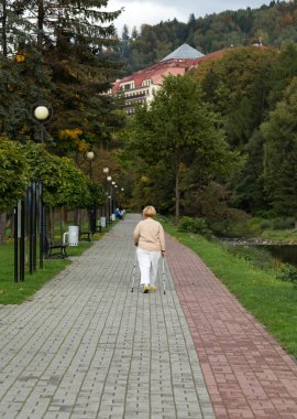 Wisla içinde kuzey yürüyüşü yapıyor kadın kıdemli