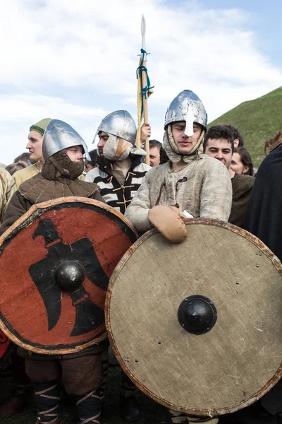 Oidentifierade deltagare i Rekawka - polska tradition, firade i Krakow på tisdagen efter påsk. För närvarande har karaktären av festivalen historisk rekonstruktion — Stockfoto