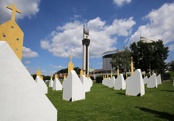 Zonen der Versöhnung im Heiligtum der göttlichen Barmherzigkeit in lagiewniki. Mehr als 50 weitere Beichtstühle werden die Teilnehmer beichten können. Krakau. Polen — Stockfoto