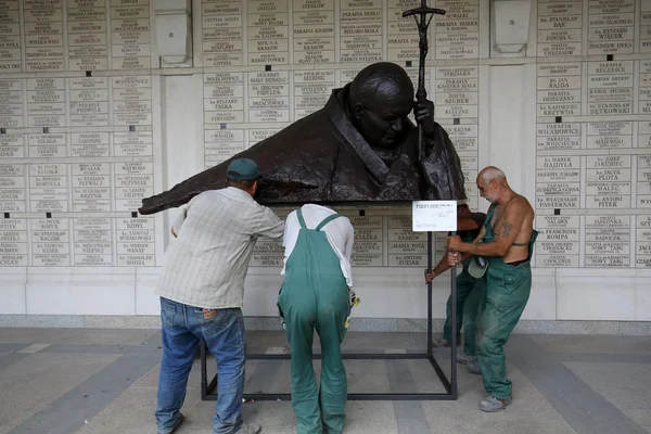 La instalación del busto - En homenaje a Juan Pablo II por Anna Gulak en el Centro del Papa Juan Pablo II en Lagiewniki antes de la JMJ 2016.Cracovia Polonia — Foto de Stock