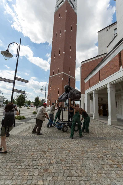 La instalación del busto - En homenaje a Juan Pablo II por Anna Gulak en el Centro del Papa Juan Pablo II en Lagiewniki antes de la JMJ 2016.Cracovia Polonia —  Fotos de Stock
