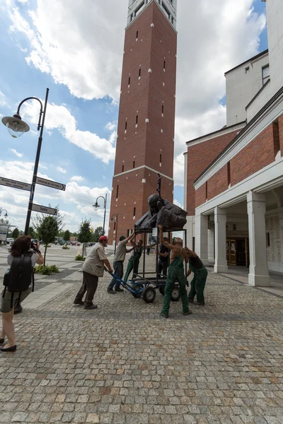 L'installation du buste - En hommage à Jean-Paul II par Anna Gulak au Centre du Pape Jean-Paul II à Lagiewniki avant les JMJ 2016 Cracovie Pologne — Photo