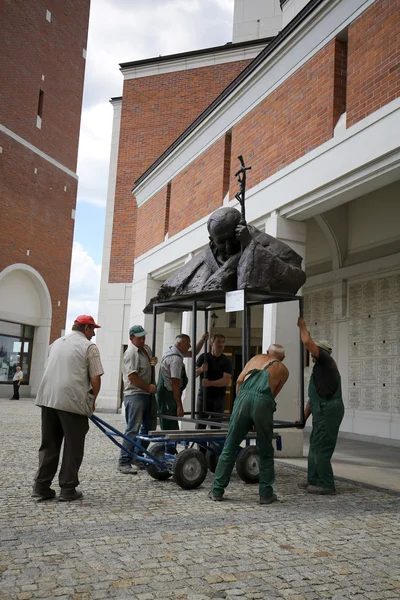 The installation of the bust - In homage to John Paul II by Anna Gulak in the Centre of Pope John Paul II in Lagiewniki before WYD 2016.Cracow Poland — Stock Photo, Image