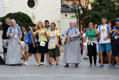  Hacılar Dünya Gençlik günü şarkı söyleyip dans Cracow ana meydanında. Polonya
