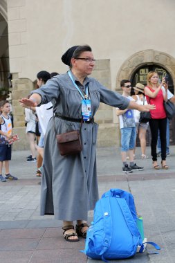  Hacılar Dünya Gençlik günü şarkı söyleyip dans Cracow ana meydanında. Polonya