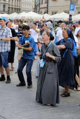  Hacılar Dünya Gençlik günü şarkı söyleyip dans Cracow ana meydanında. Polonya
