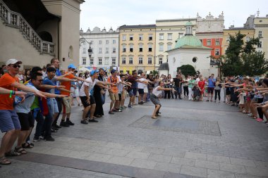  Hacılar Dünya Gençlik günü şarkı söyleyip dans Cracow ana meydanında. Polonya