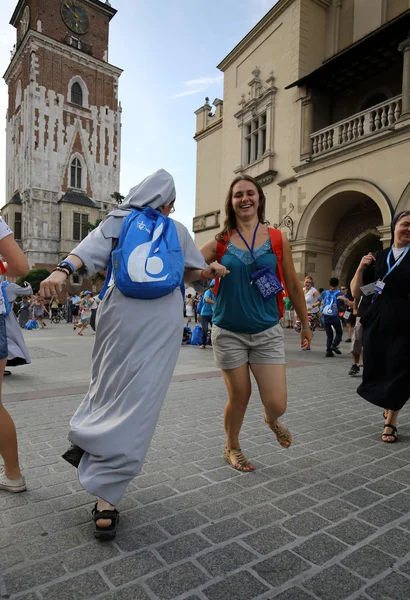 Les pèlerins des Journées Mondiales de la Jeunesse chantent et dansent sur la place principale de Cracovie. Pologne — Photo