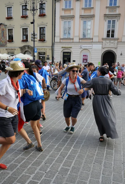Peregrinos de la Jornada Mundial de la Juventud cantan y bailan en la Plaza Mayor de Cracovia. Polonia — Foto de Stock