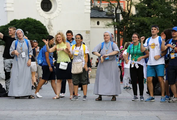 Les pèlerins des Journées Mondiales de la Jeunesse chantent et dansent sur la place principale de Cracovie. Pologne — Photo