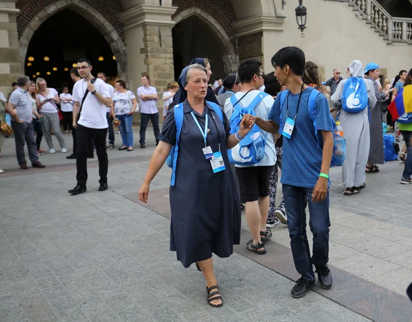 Les pèlerins des Journées Mondiales de la Jeunesse chantent et dansent sur la place principale de Cracovie. Pologne — Photo