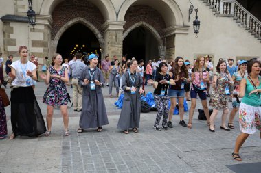 Hacılar Dünya Gençlik günü şarkı söyleyip dans Cracow ana meydanında. Polonya