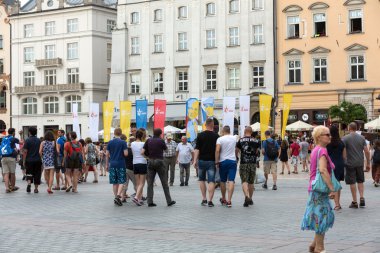 Cracow'daki Ana Meydan'da 2016 Dünya Gençlik Günü bayrakları. Polonya