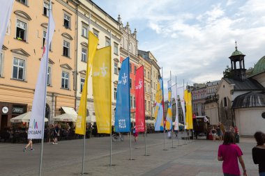 Cracow'daki Ana Meydan'da 2016 Dünya Gençlik Günü bayrakları. Polonya