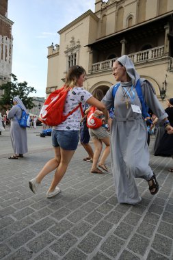 Hacılar Dünya Gençlik günü şarkı söyleyip dans Cracow ana meydanında. Polonya