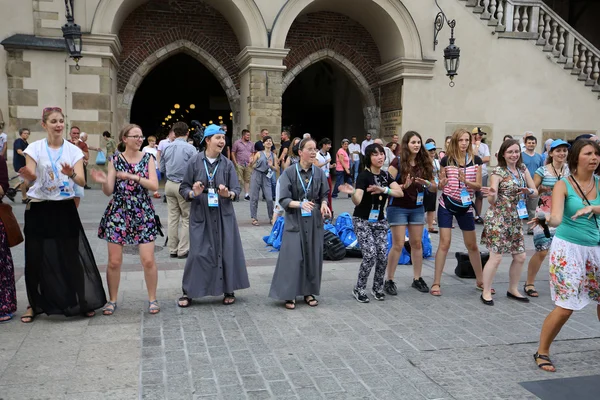 Pilegrimer fra Verdens ungdomsdag synger og danser på Hovedplassen i Cracow. Polen – stockfoto