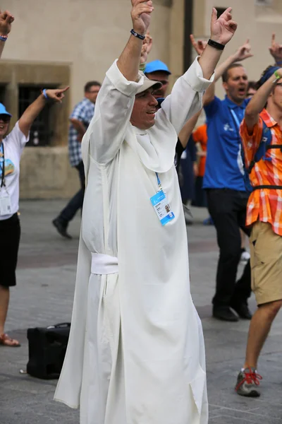 Pilgrims of World Youth Day sing and dance on the Main Square in  Cracow. Poland — Stock Photo, Image