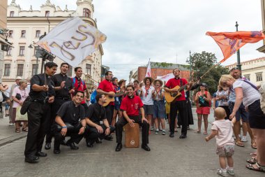 Hacılar Dünya Gençlik günü şarkı söyleyip dans Cracow ana meydanında. Polonya