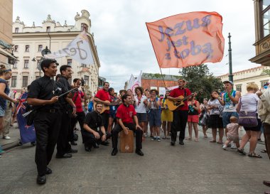 Hacılar Dünya Gençlik günü şarkı söyleyip dans Cracow ana meydanında. Polonya