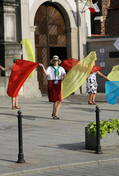 Poutníci světového dne mládeže zpívají a tančí na náměstí svaté Marie Magdaleny v Krakowě. Polsko — Stock fotografie
