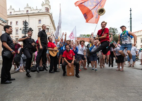 Les pèlerins des Journées mondiales de la Jeunesse chantent et dansent sur la place Sainte-Marie-Madeleine à Cracovie . — Photo