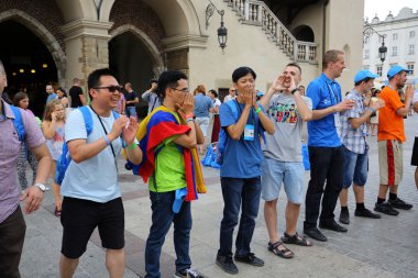 Hacılar Dünya Gençlik günü şarkı ve Cracow ana meydanında dans.