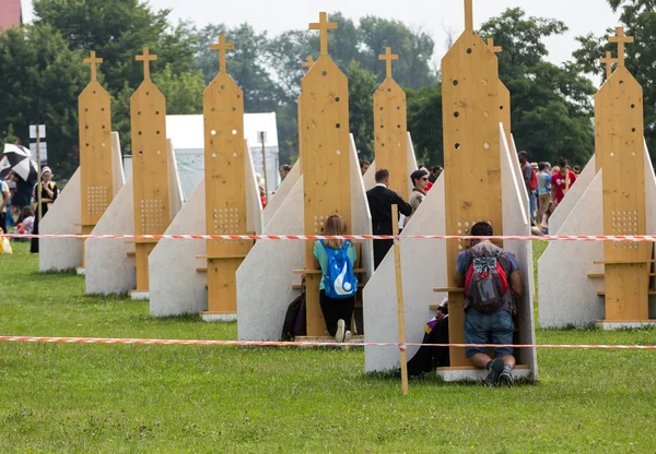 Pilger in der Zone der Versöhnung im Heiligtum der göttlichen Barmherzigkeit in lagiewniki. — Stockfoto