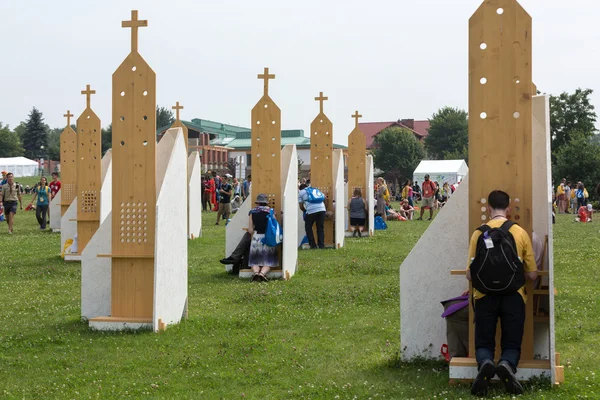 Pilger in der Zone der Versöhnung im Heiligtum der göttlichen Barmherzigkeit in lagiewniki. — Stockfoto