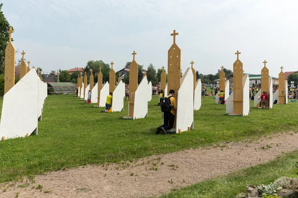 Peregrinos na Zona de Reconciliação no Santuário da Divina Misericórdia em Lagiewniki . — Fotografia de Stock