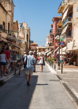 yalnızca yayalar ve bisikletler için izin bir Chania Caddesi'nde turistler. Crete Adası, 