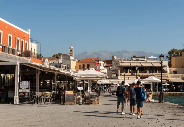 Tabernas y restaurantes que rodean el puerto de Chania, Creta —  Fotos de Stock