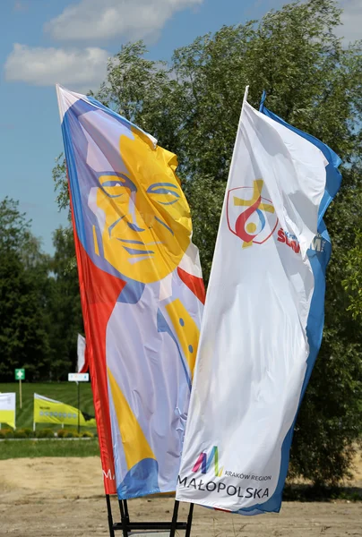 Drapeaux des Journées Mondiales de la Jeunesse 2016 dans le Sanctuaire de la Divine Miséricorde à Lagiewniki. Cracovie. Pologne — Photo