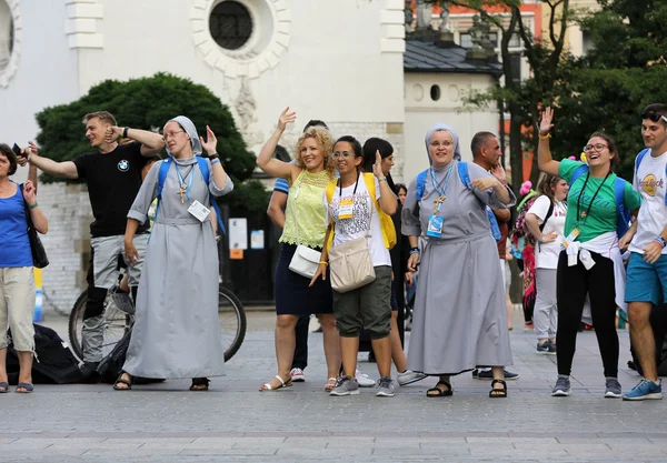 Les pèlerins des Journées Mondiales de la Jeunesse chantent et dansent sur la place principale de Cracovie. Pologne — Photo